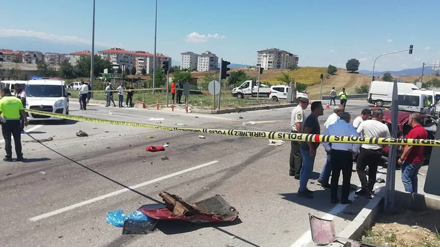 Bursa’da feci kaza: Tırla otomobil çarpıştı! Ölü ve yaralılar var