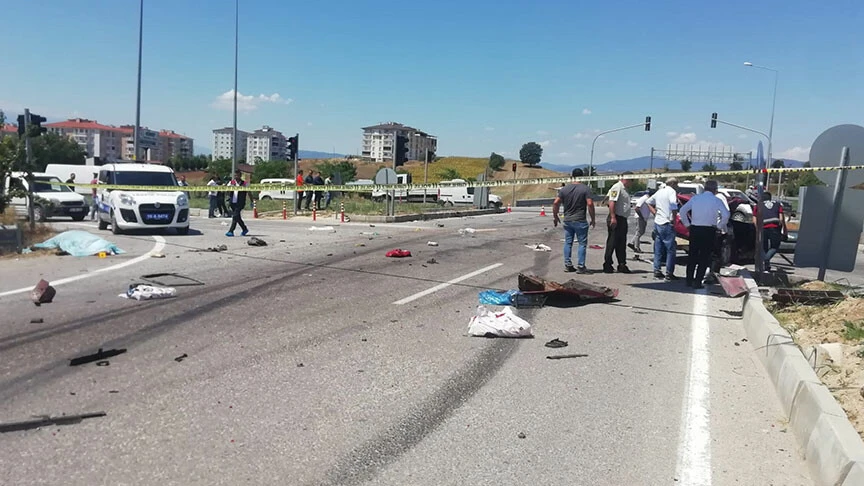 Bursa’da feci kaza: Tırla otomobil çarpıştı! Ölü ve yaralılar var