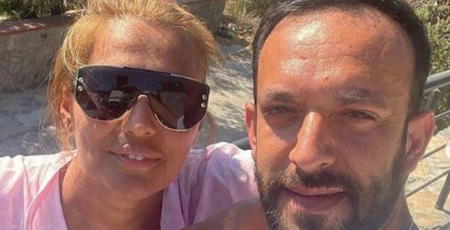 Demet Akalın’ın kafasına şampanya döktüğü kişi konuştu: Onur duydum