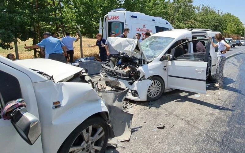 İzmir'de korkunç kaza! 2 araç kafa kafaya çarpıştı: 1 ölü, 8 yaralı