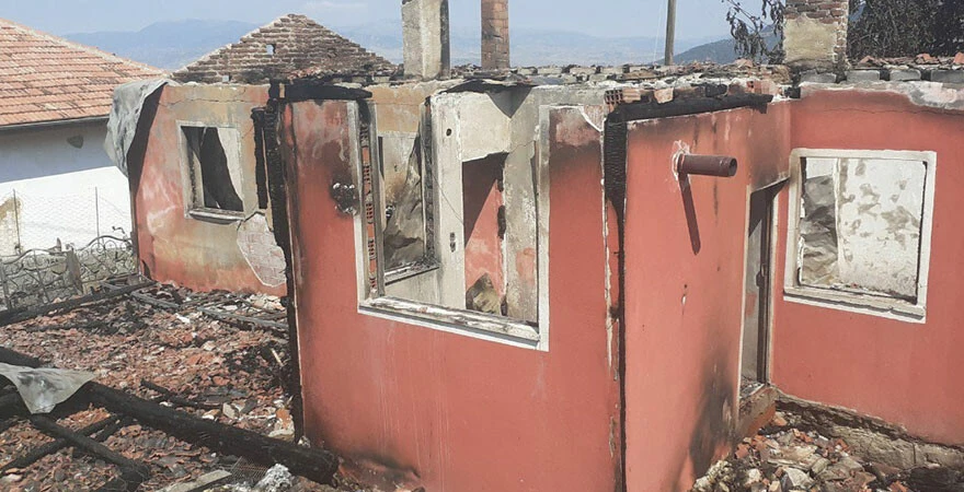 Çorum’da çıkan yangında 2 ev küle döndü! 91 yaşındaki kadın hayatını kaybetti