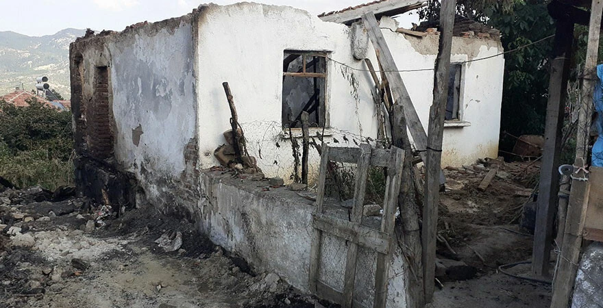 Çorum’da çıkan yangında 2 ev küle döndü! 91 yaşındaki kadın hayatını kaybetti