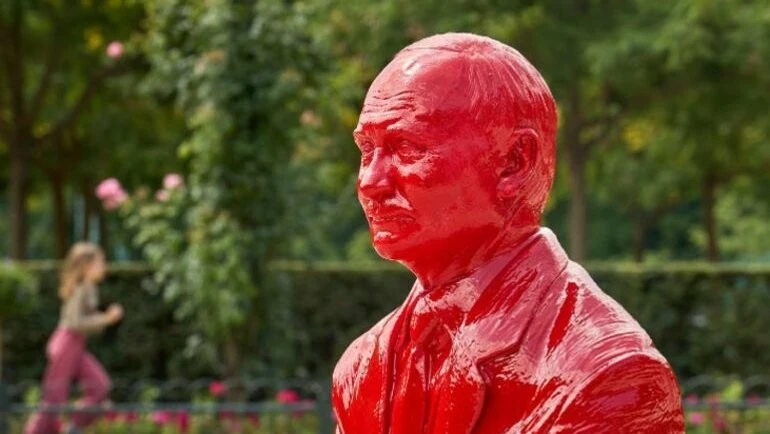 Çocuk parkındaki 'Kırmızı Putin' heykeli herkesin dikkatini çekti! En çok çocuklar eğlendi