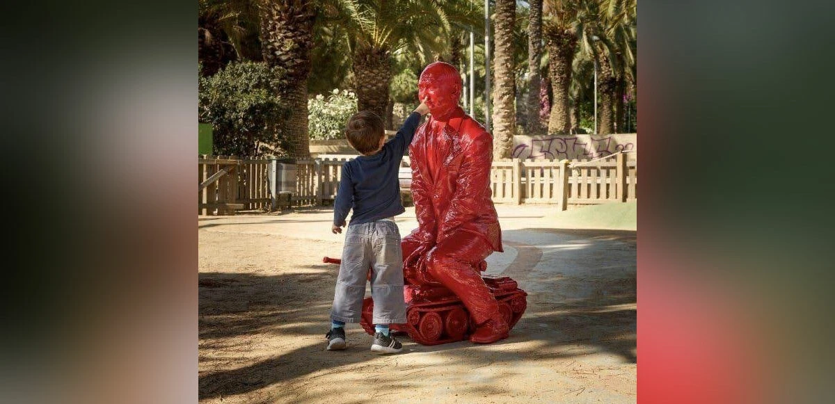 Çocuk parkındaki 'Kırmızı Putin' heykeli herkesin dikkatini çekti! En çok çocuklar eğlendi