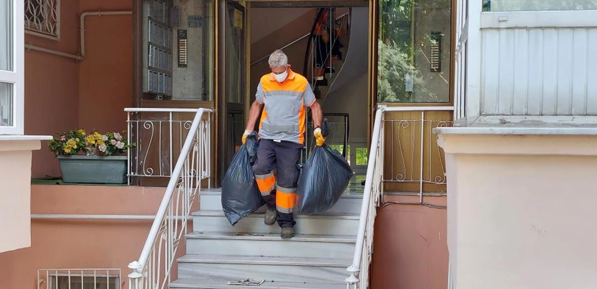 İstanbul'da bir çöp ev vakası daha! 3 kişilik ailenin yaşadığı evden 4 kamyon çöp çıktı