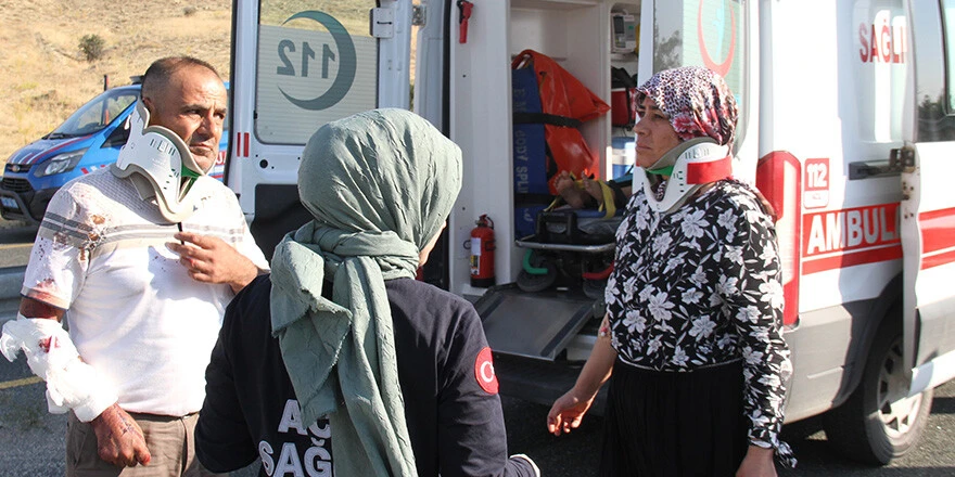 Düğünden dönen minibüs bariyerlere çarptı, yan yattı: 14 yaralı