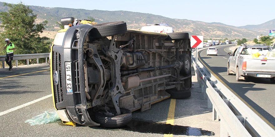Düğünden dönen minibüs bariyerlere çarptı, yan yattı: 14 yaralı