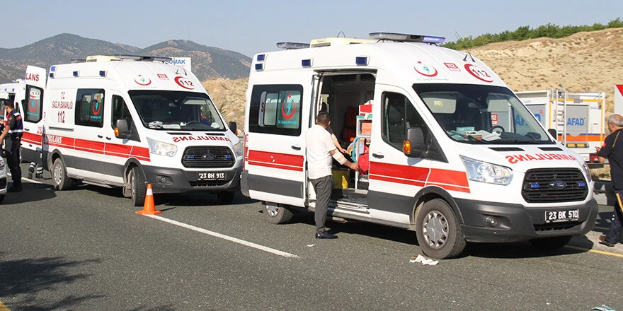 Düğünden dönen minibüs bariyerlere çarptı, yan yattı: 14 yaralı