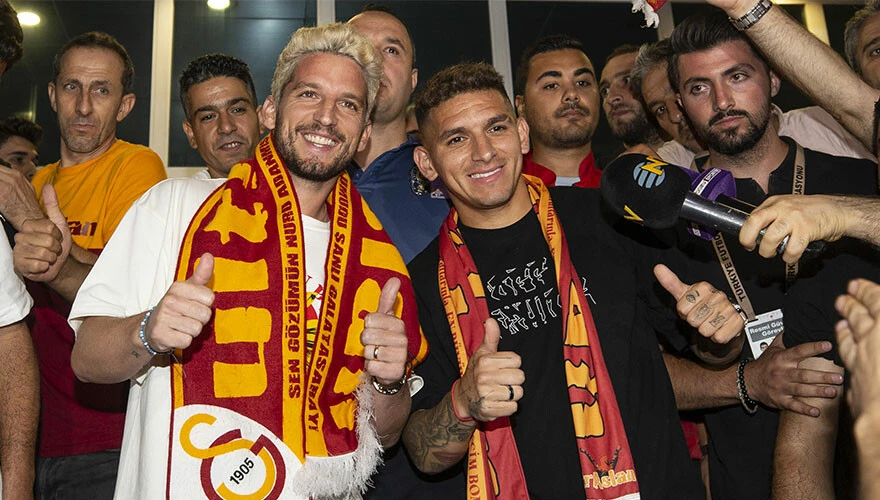 Galatasaray'ın yeni transferleri Torreira ve Mertens'e havalimanında taraftarlardan coşkulu karşılama