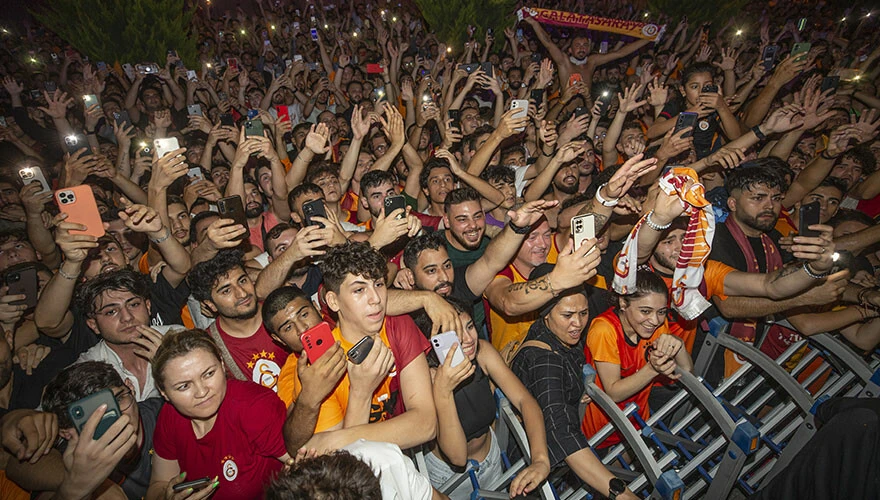 Galatasaray'ın yeni transferleri Torreira ve Mertens'e havalimanında taraftarlardan coşkulu karşılama
