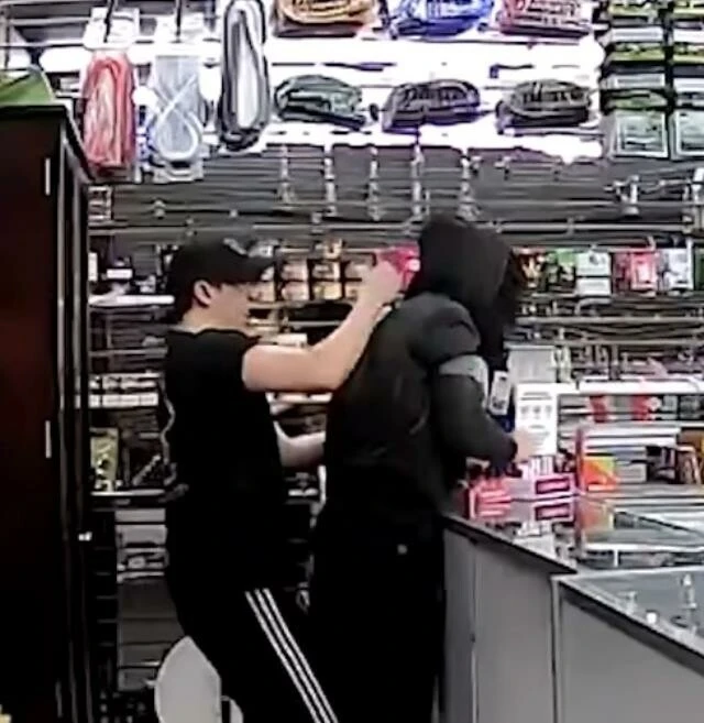 Dükkan sahibi soyguncuları pişman etti! Son sözü 'öldüm' oldu