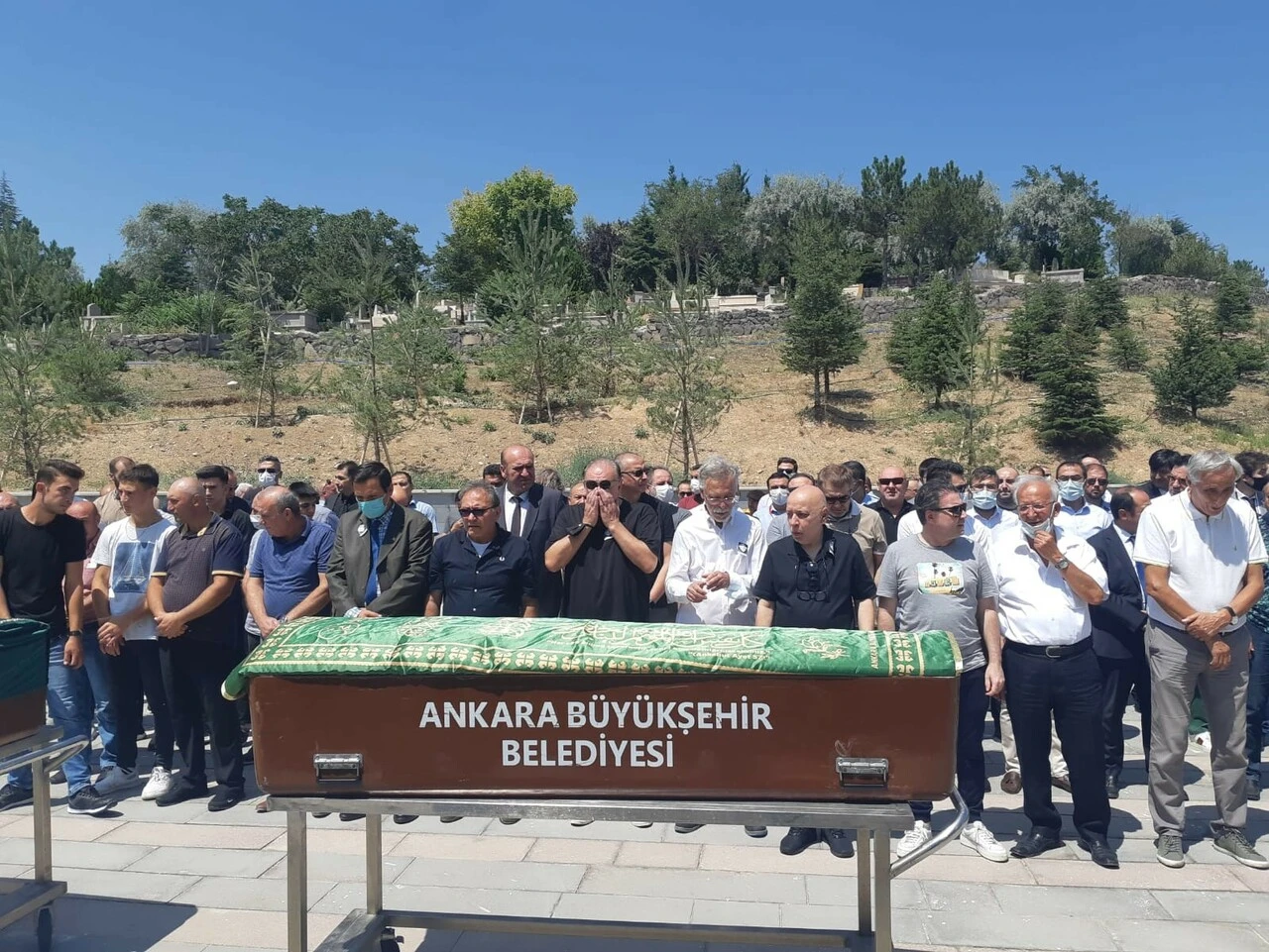 Tiyatro oyuncusu Semih Sergen son yolculuğuna uğurlandı! Sergen’e son sahnesinde veda töreni düzenlendi