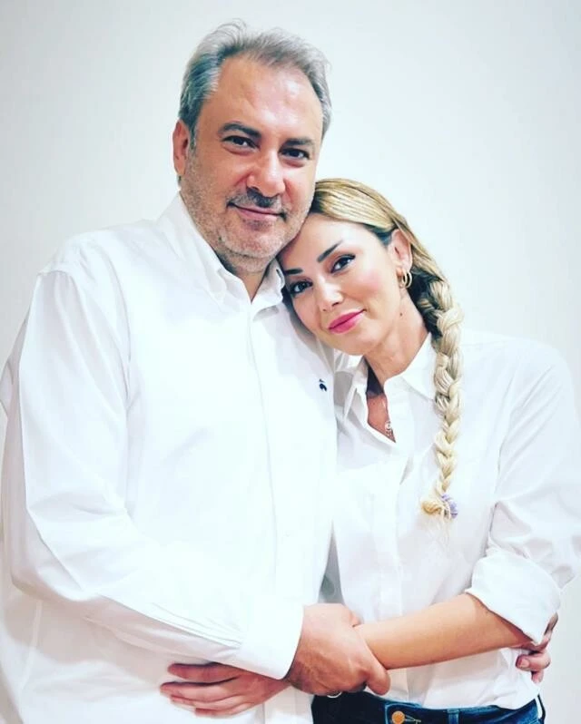 4 ay önce boşanan Petek Dinçöz’den nişan yüzükleriyle mutluluk pozu! “Rabbim bizi birbirimizden ayırmasın”