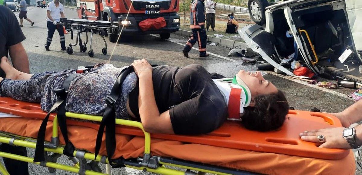 Tarım işçilerini taşıyan minibüs takla attı! Feci kazada çok sayıda yaralı var