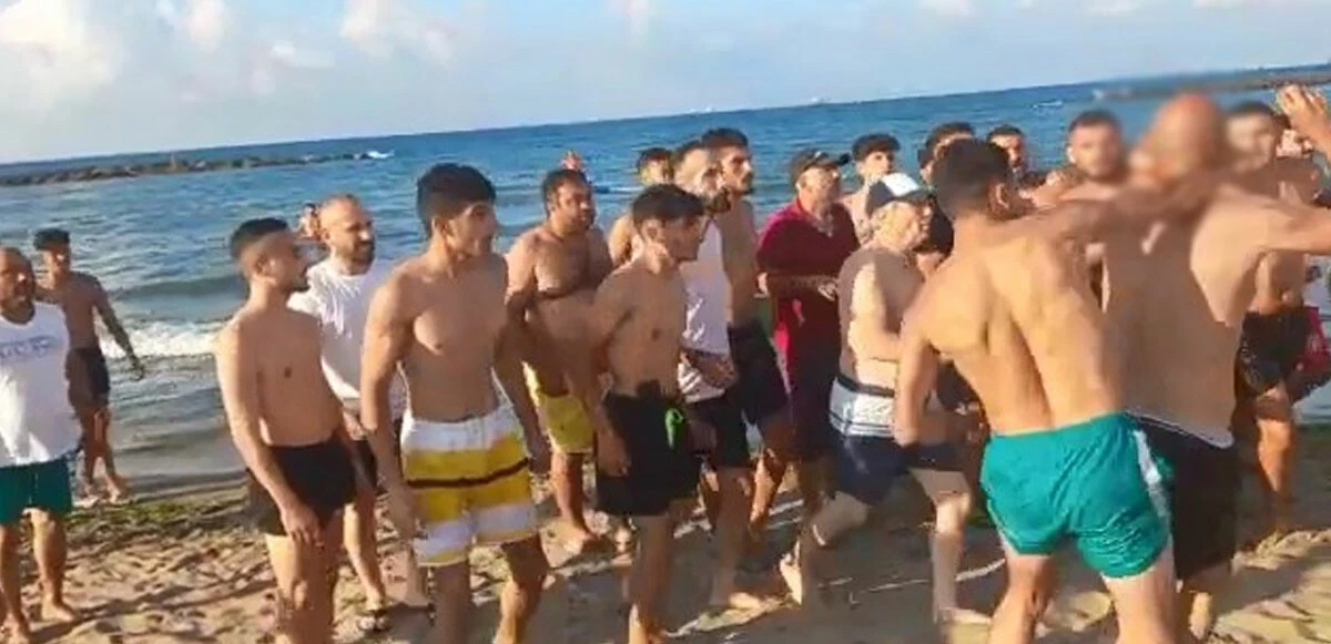 Plajda şortunu indiren iki kişiye meydan dayağı! Denize kaçtı, boğulmaktan kurtuldu ama dayaktan kurtulamadı
