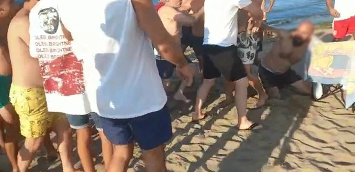 Plajda şortunu indiren iki kişiye meydan dayağı! Denize kaçtı, boğulmaktan kurtuldu ama dayaktan kurtulamadı