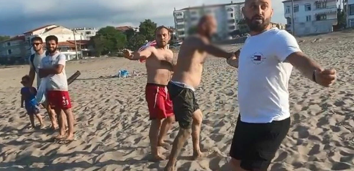 Plajda şortunu indiren iki kişiye meydan dayağı! Denize kaçtı, boğulmaktan kurtuldu ama dayaktan kurtulamadı
