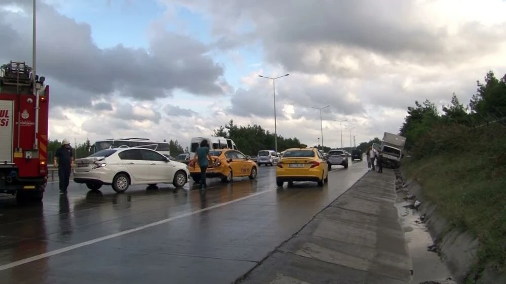 İstanbul'da zincirleme kaza! Yolcu otobüsü dahil 7 araç birbirine girdi