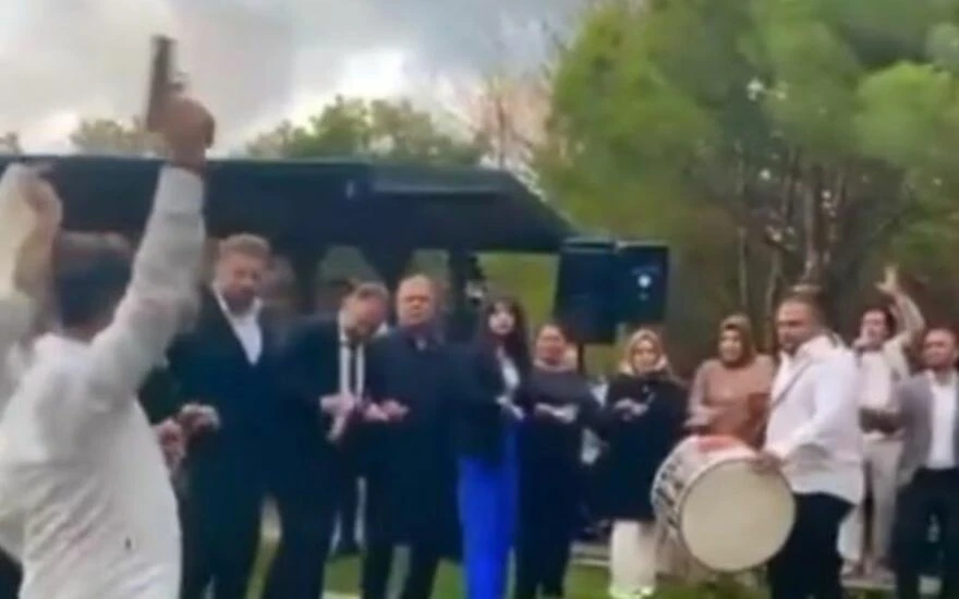 Nihat Doğan’ın düğününden tepki çeken kareler! Kalabalığa aldırış edilmeden havaya ateş edildi!