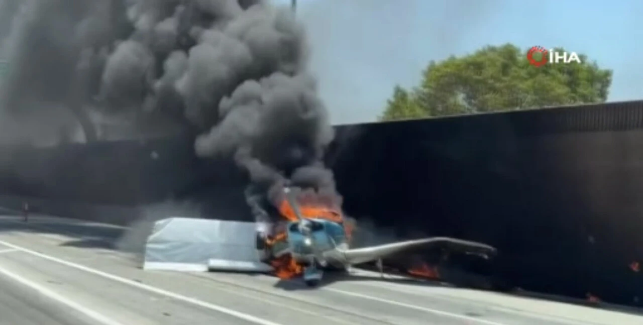 Uçak otobana inip bir araca çarptı alevler içinde kaldı! Kimse yara almadı
