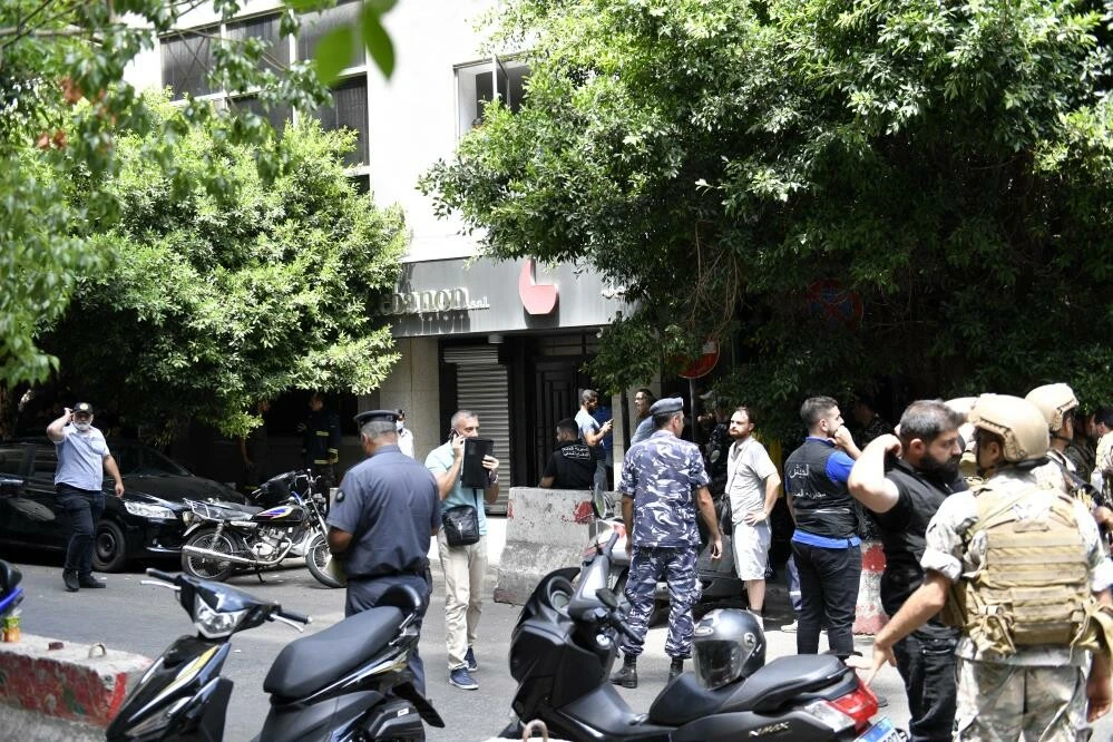 Bankadan parasını çekemeyince silahını çıkardı herkesi rehin aldı!