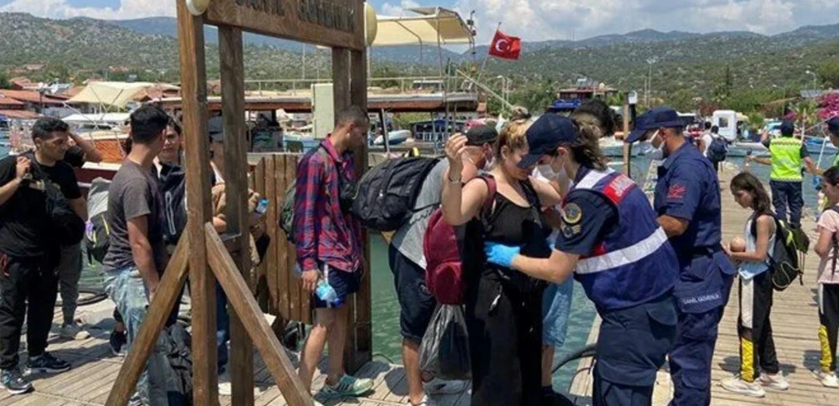 Marmaris'in ardından şimdi de Kekova Adası! Kaçak göçmenleri Avrupa diyerek kandırıp bıraktılar