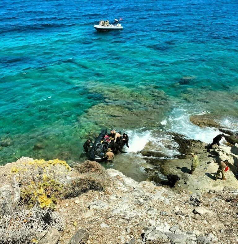 Son dakika! MSB: İzmir'de kıyıya vurmuş bottaki onlarca göçmen kurtarıldı