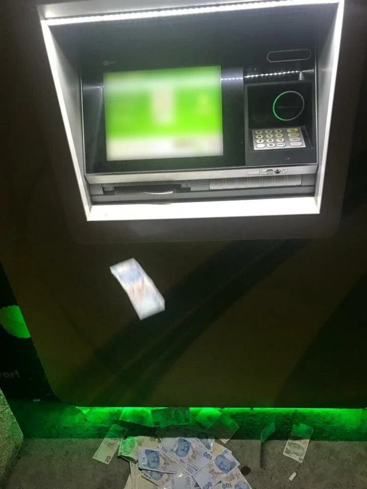 Çaycuma'da ATM paraları sokağa saçtı gören şaştı kaldı! Sebebi ortaya çıktı