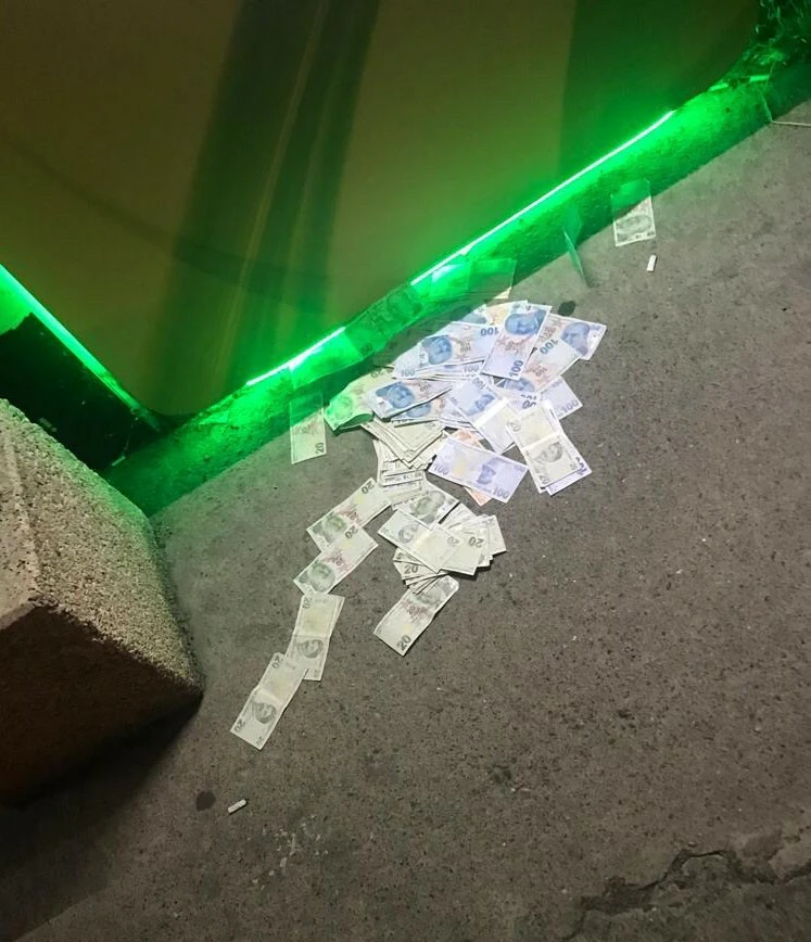 Çaycuma'da ATM paraları sokağa saçtı gören şaştı kaldı! Sebebi ortaya çıktı