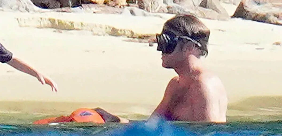 Fransa enerji krizi ve yangınlarla boğuşurken Macron tatile çıktı: Fotoğraflarına tepki yağıyor