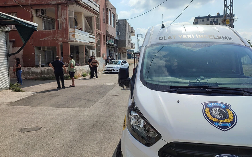 Adana'da kan donduran olay: Annesi ölü, oğlunun bilekleri kesik halde buldular!