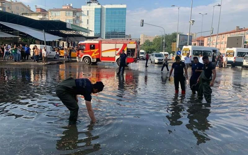 Ankara sel ve fırtınaya teslim! Vali Şahin acı haberi duyurdu: Ölü ve yaralılar var