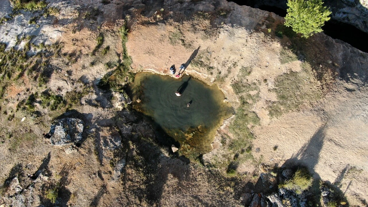 Türkiye’nin uçurum kenarındaki şifa dağıtan gölü! Cilt hastaları ve romatizmalılar göle akın ediyor