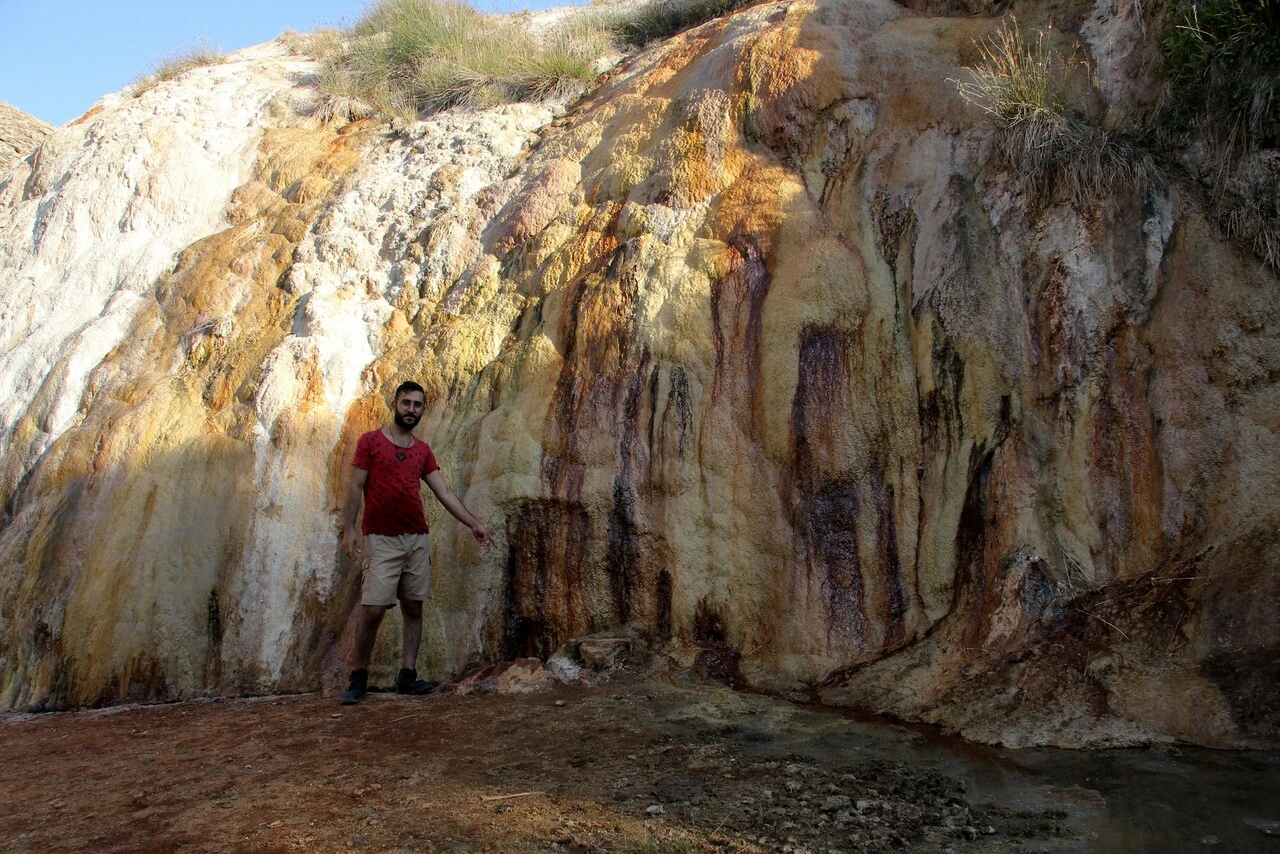 Türkiye’nin uçurum kenarındaki şifa dağıtan gölü! Cilt hastaları ve romatizmalılar göle akın ediyor