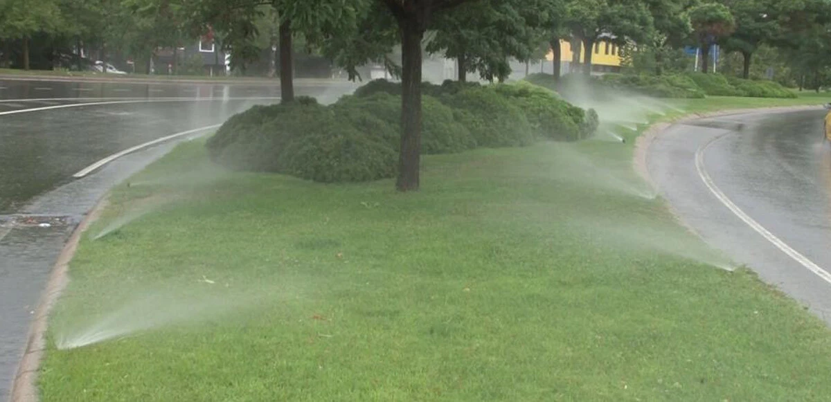 İBB, yağan yağmurun altında çim suladı