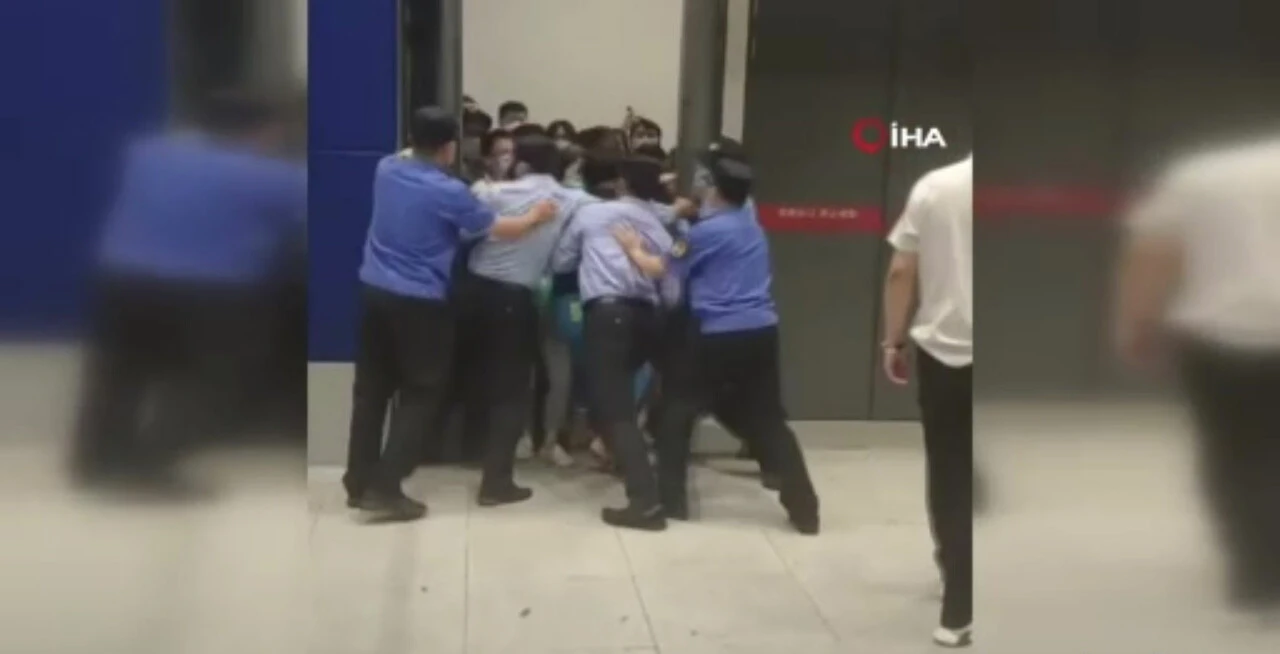 Covid-19 temaslı kişiyi duyunca herkesi AVM'ye hapsettiler! Herkes karantinaya alındı