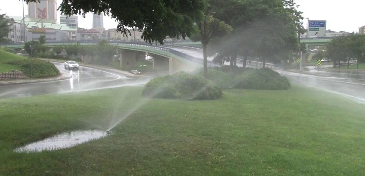 İBB, yağan yağmurun altında çim suladı