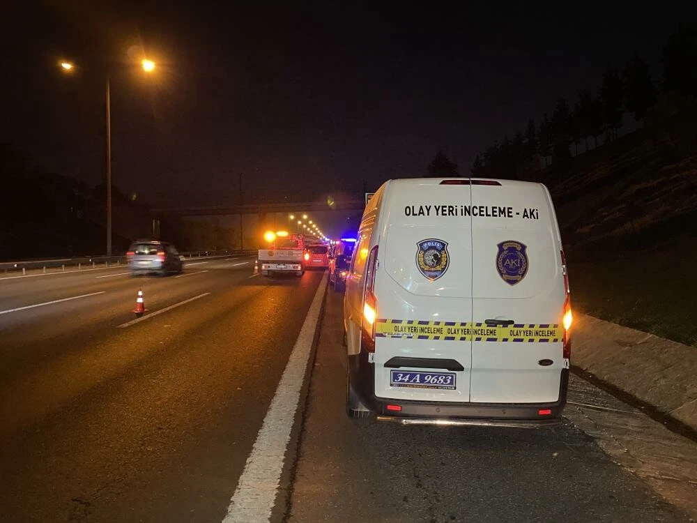 TEM'de feci kaza! Otomobilin çarptığı motosikletteki 2 kişi öldü: Sürücü kaçtı