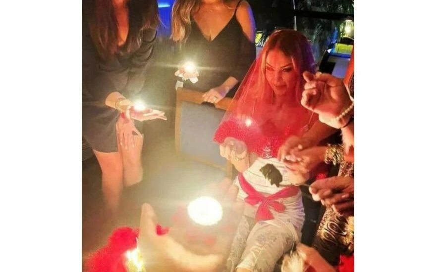 Petek Dinçöz’ün bol danslı <a href=