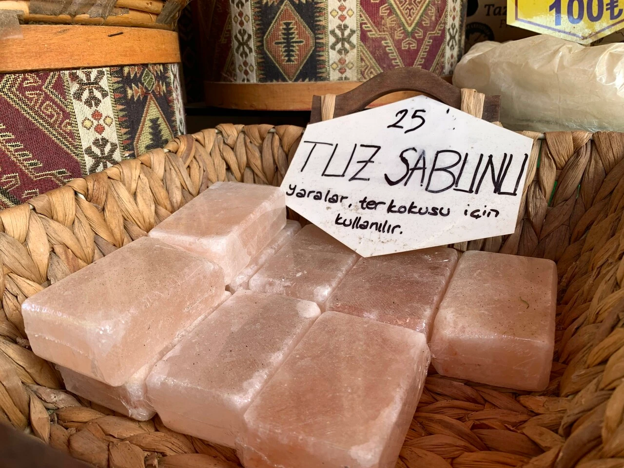 Duştan sonra kullanılan bu sabunla ter kokusundan kurtulmak mümkün! İşte cilt hastalıklarını da tedavi eden tuz sabunu