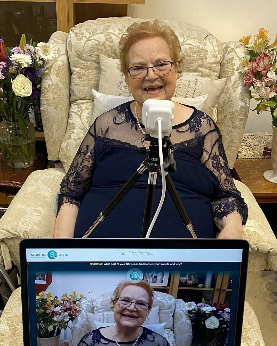 Cenaze törenindekileri şoke eden olay: Kendi cenazesine katılıp soruları cevapladı