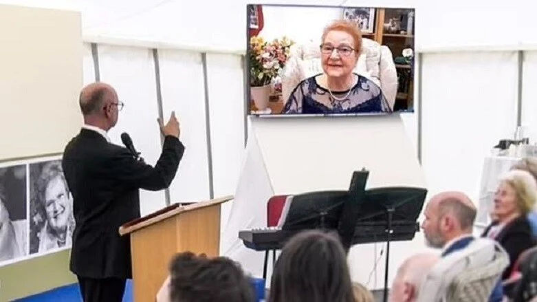 Cenaze törenindekileri şoke eden olay: Kendi cenazesine katılıp soruları cevapladı