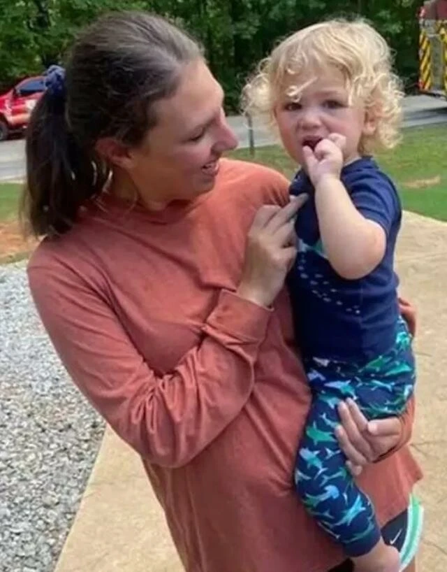 2 yaşındaki çocuk tek kelimesiyle hayat kurtardı! Ülkede kahraman ilan edildi