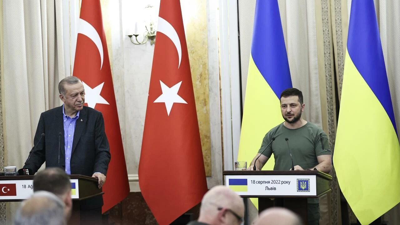 Basın toplantısında tercümanına sinirlenen Zelenskiy cümlelerini kendi çevirdi