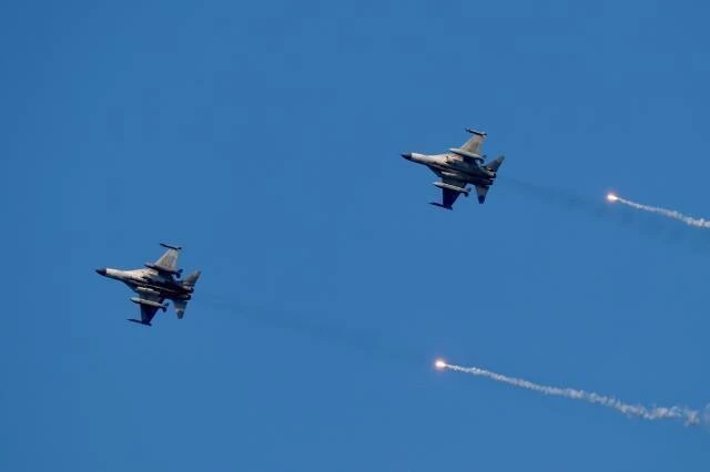 Pasifik'te yeniden savaş çanları! ABD'li senatörün ardından Çin Tayvan'ı savaş uçakları ve gemileriyle ablukaya aldı