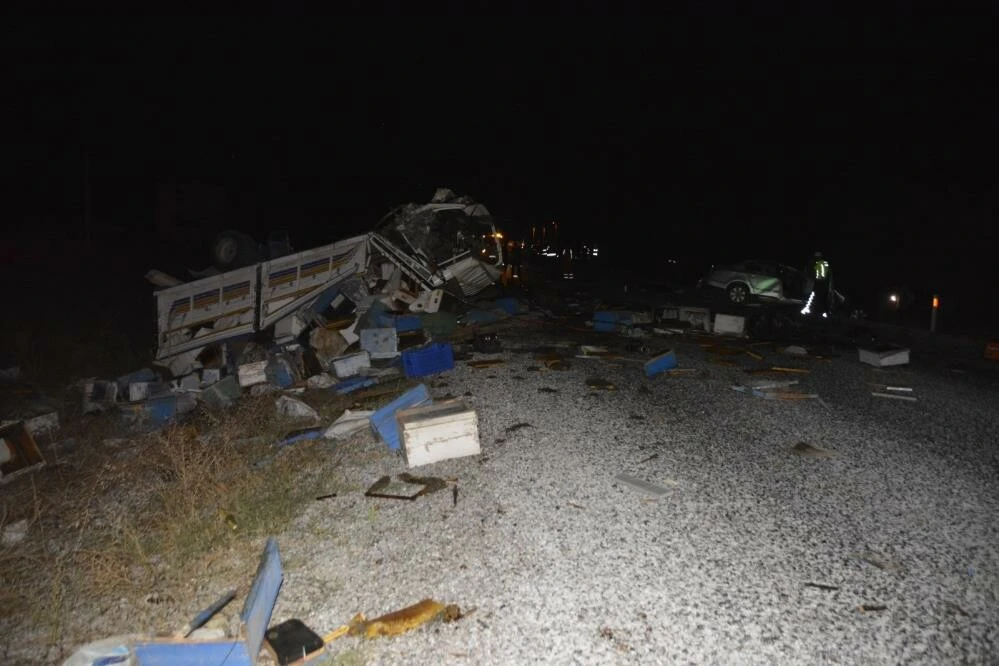 Otomobille çarpışan kamyon paramparça oldu! Korkunç kazada 4 ölü, 3 yaralı