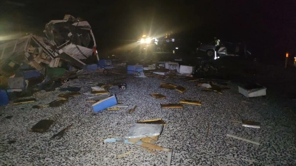 Otomobille çarpışan kamyon paramparça oldu! Korkunç kazada 4 ölü, 3 yaralı