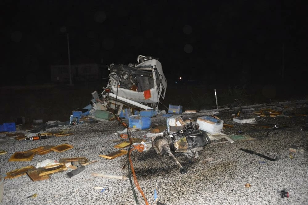 Otomobille çarpışan kamyon paramparça oldu! Korkunç kazada 4 ölü, 3 yaralı