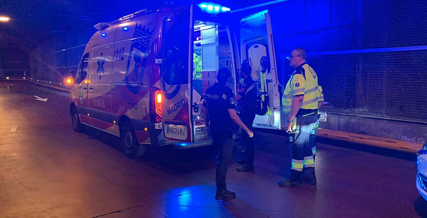 Çaldığı araçla metro merdivenlerine sıkıştı!