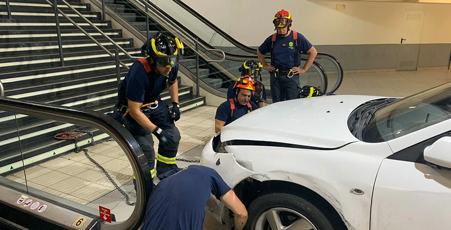 Çaldığı araçla metro merdivenlerine sıkıştı!
